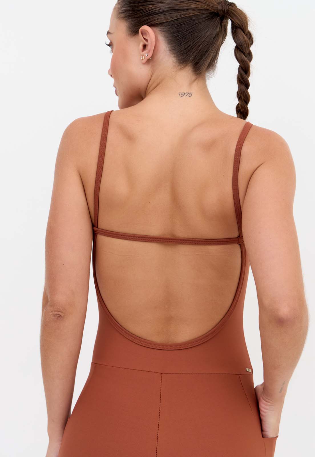 Macaquinho curto liso marrom com bolsos Aura