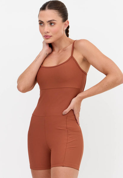 Macaquinho curto liso marrom com bolsos Aura