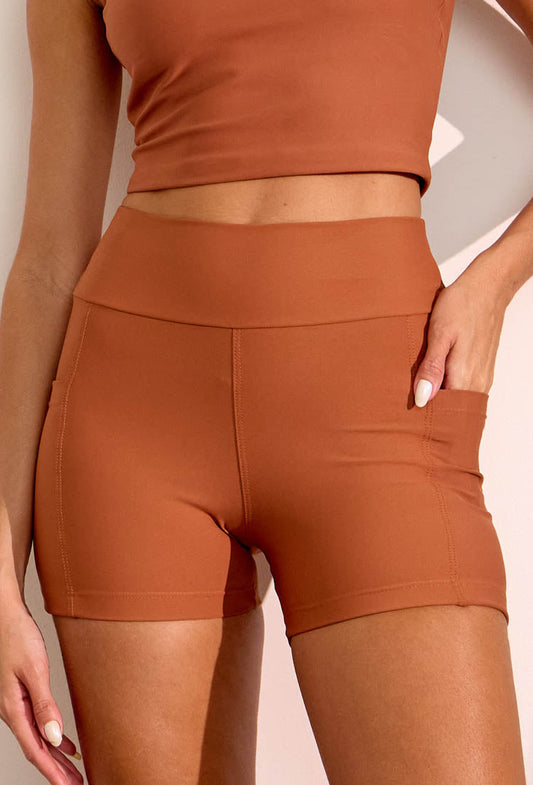 Bermuda lisa marrom capuccino com bolsos Gaia