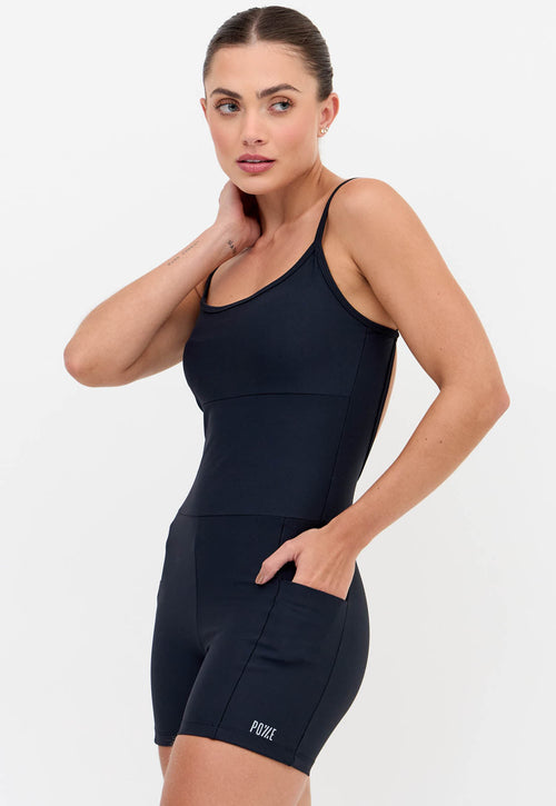 Macaquinho curto liso preto com bolsos Action