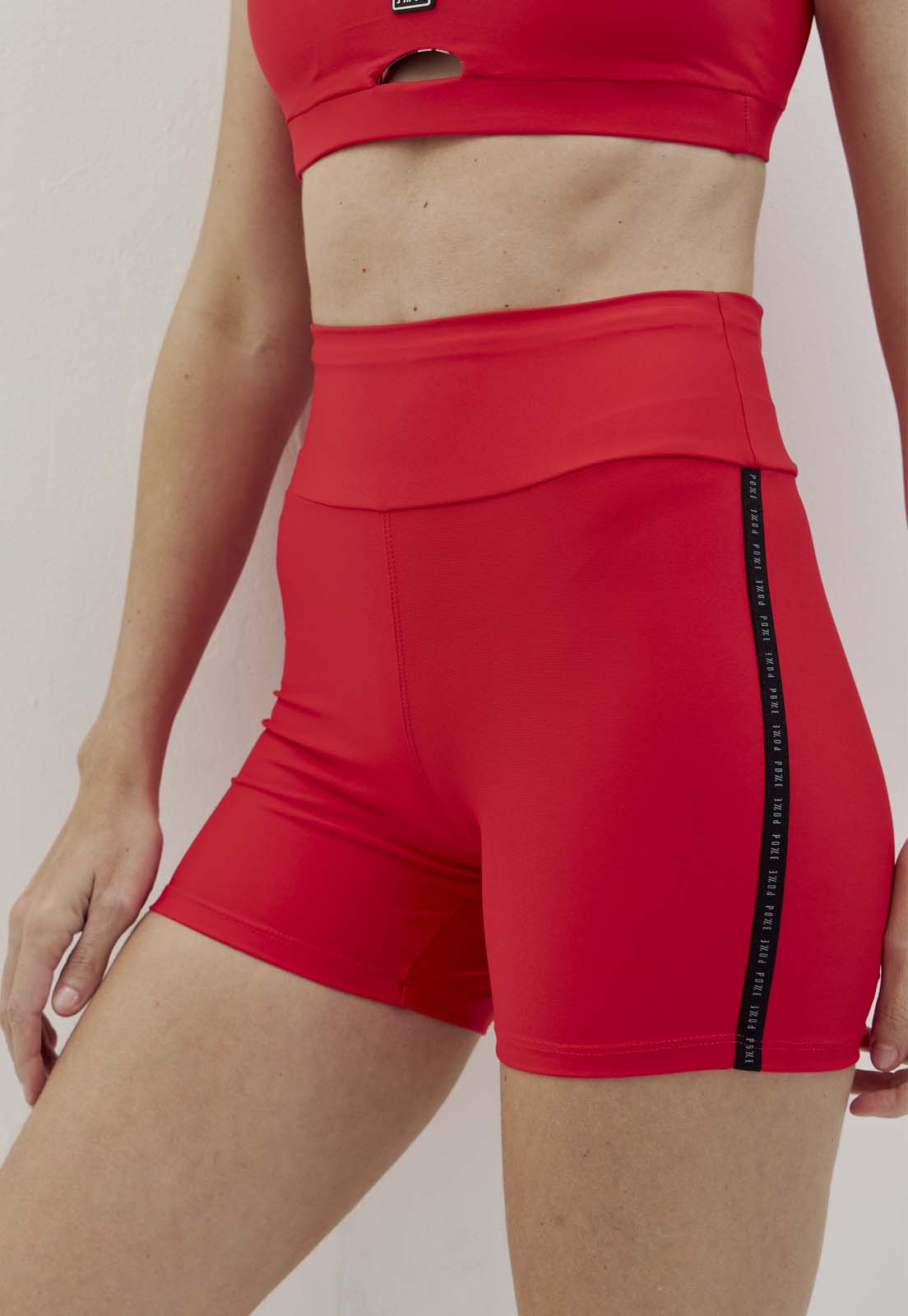 Bermuda vermelho carmim com elástico personalizado e bolso Voá