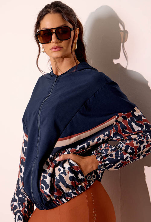 Jaqueta corta vento com capuz e recortes estampada Gaia