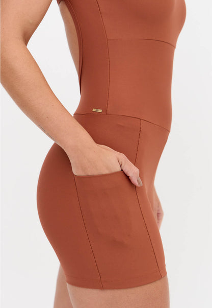 Macaquinho curto liso marrom com bolsos Aura