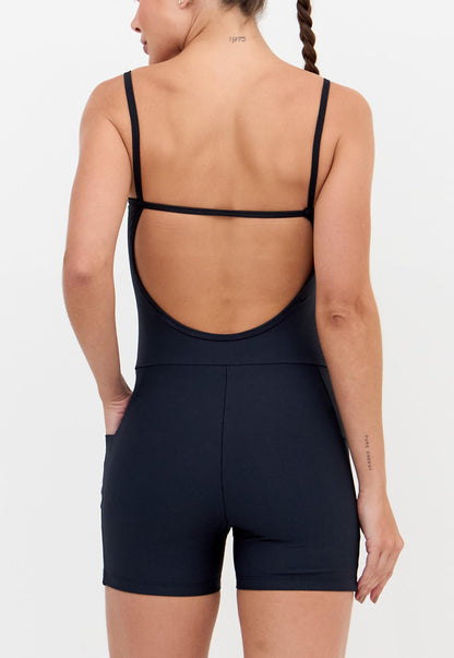 Macaquinho curto liso preto com bolsos Action