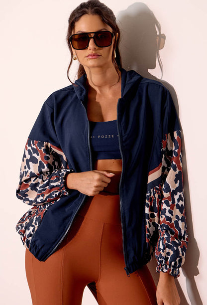 Jaqueta corta vento com capuz e recortes estampada Gaia