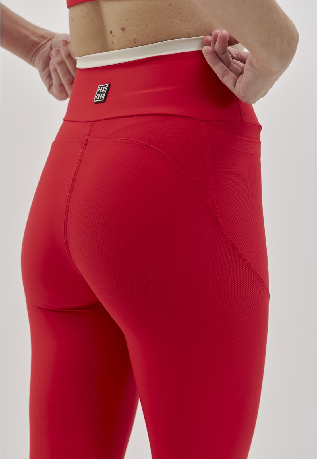 Legging vermelho carmim com detalhe luna no cós e bolsos Voá