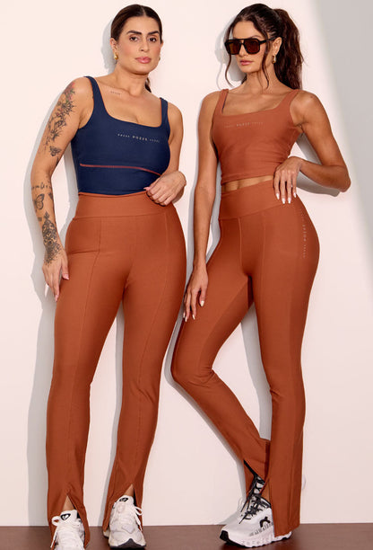 Calça legging flare com fenda e bolso lisa marrom capuccino Gaia