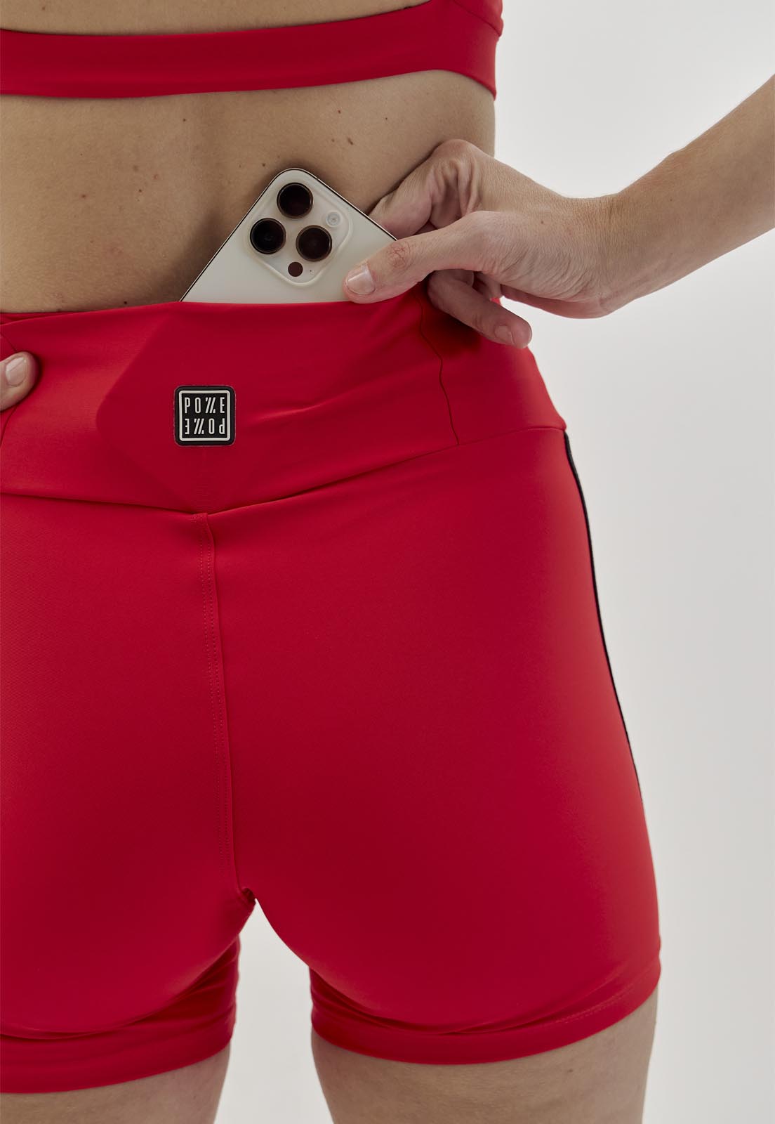 Bermuda vermelho carmim com elástico personalizado e bolso Voá