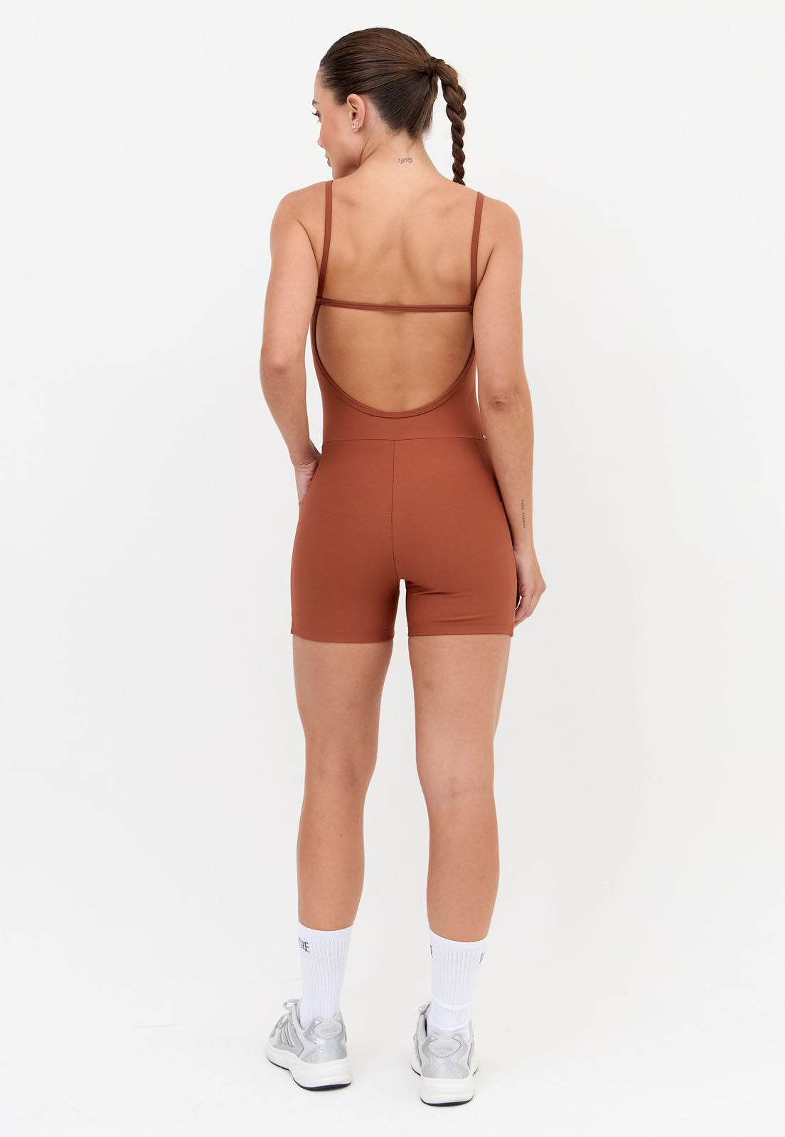 Macaquinho curto liso marrom com bolsos Aura