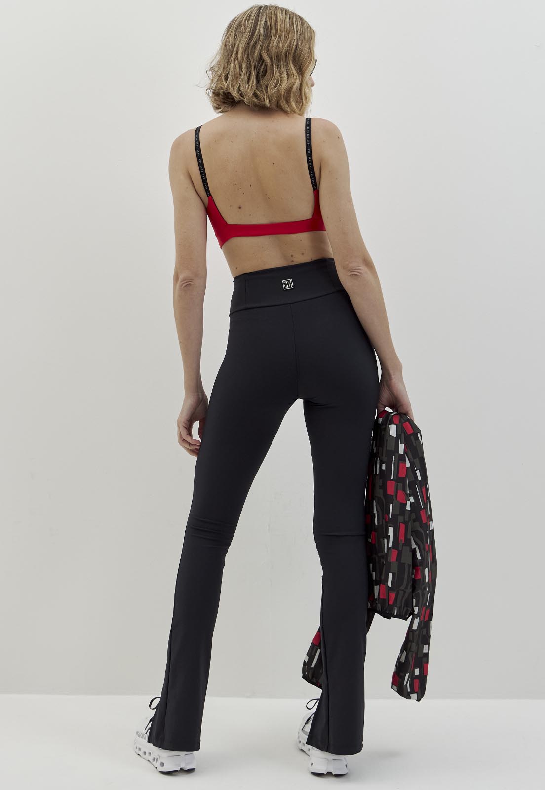 Calça legging flare com fenda e bolso lisa preto Voá