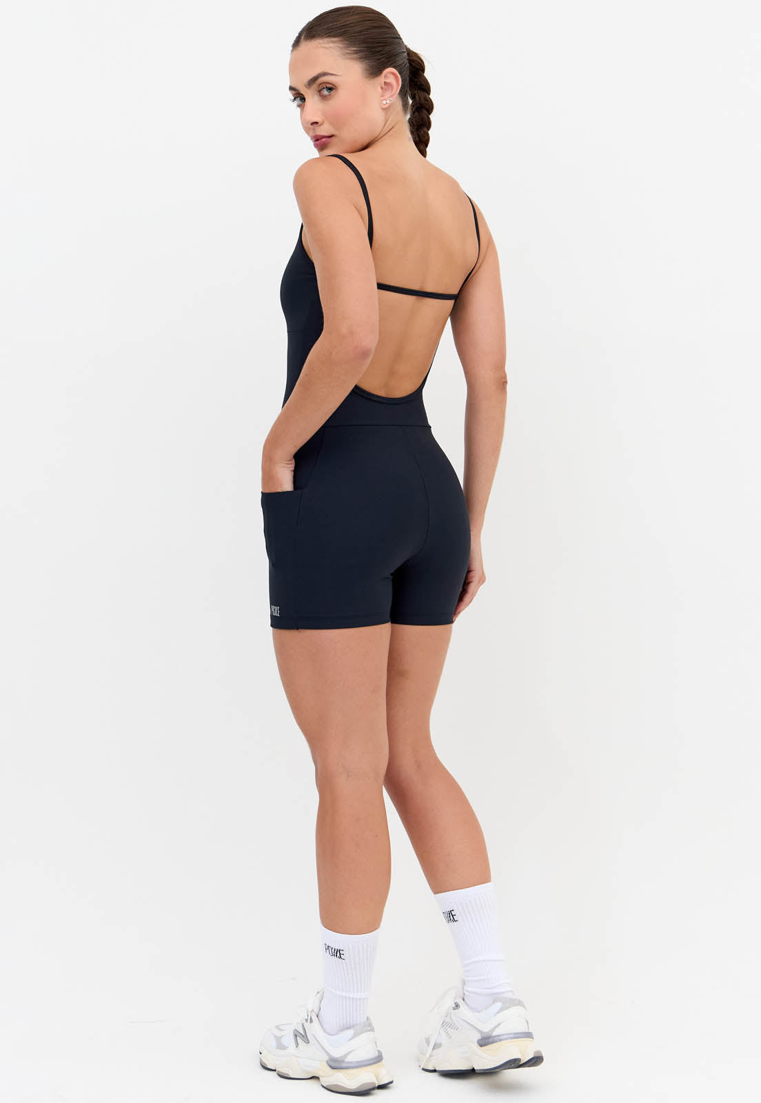 Macaquinho curto liso preto com bolsos Action