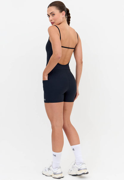 Macaquinho curto liso preto com bolsos Action