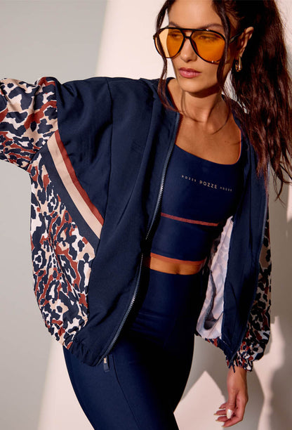 Jaqueta corta vento com capuz e recortes estampada Gaia