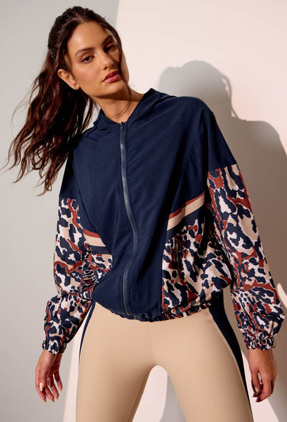 Jaqueta corta vento com capuz e recortes estampada Gaia