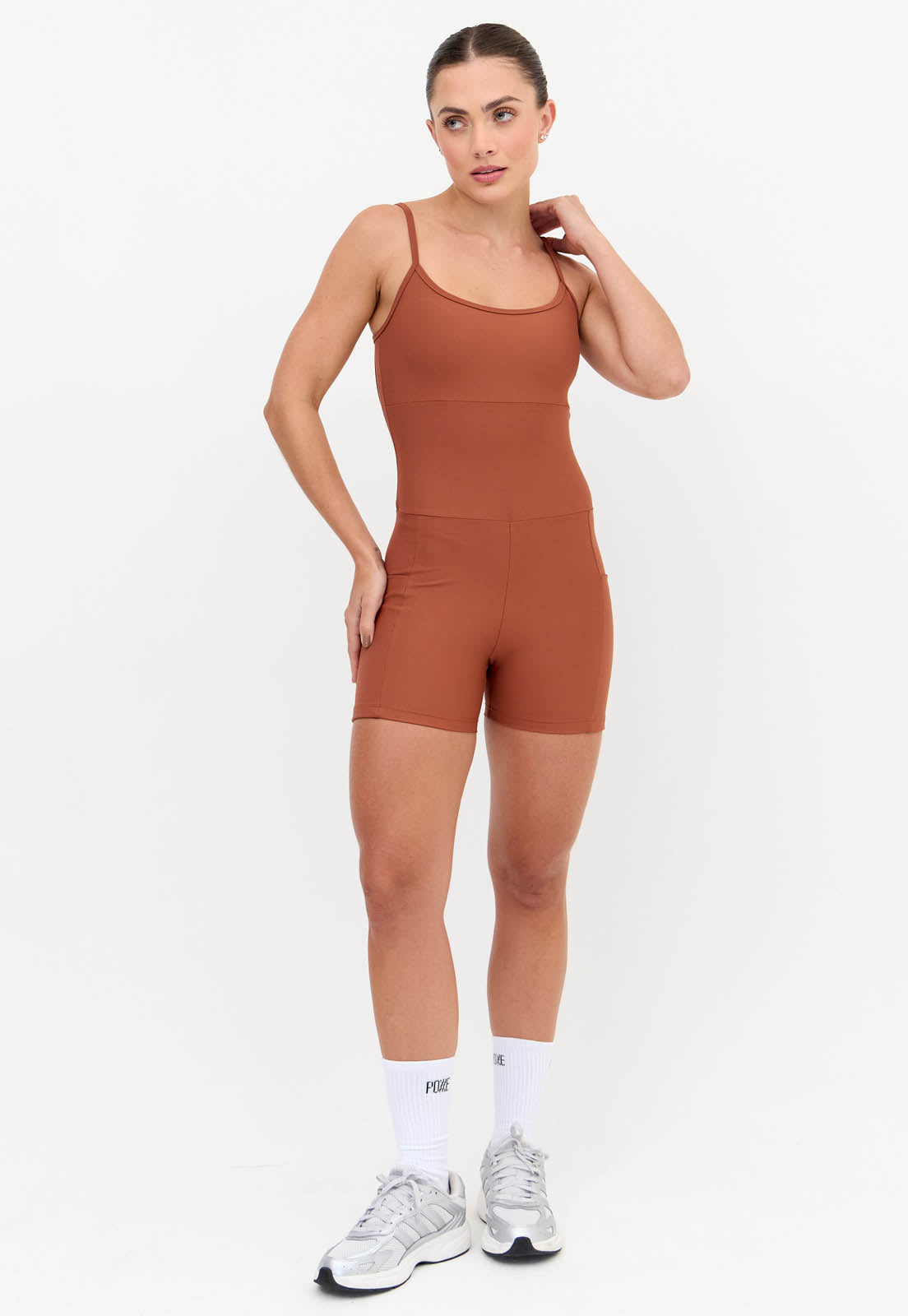 Macaquinho curto liso marrom com bolsos Aura