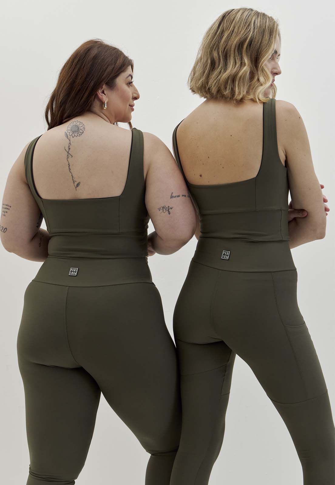 Top longo decote quadrado dupla face preto e verde elite com bojo removível Voá