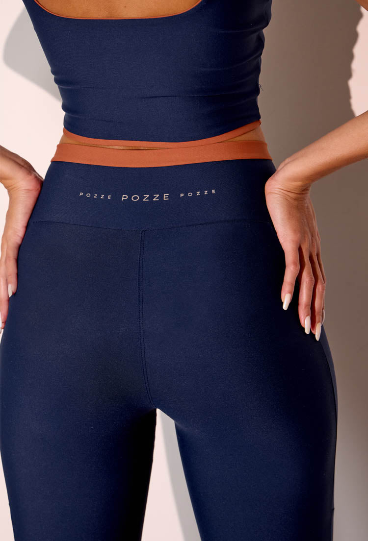 Legging marinho com detalhe marrom capuccino e bolsos Gaia