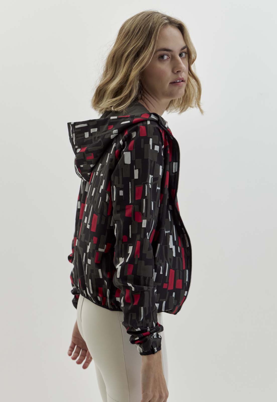 Jaqueta corta vento com bolsos estampada Voá