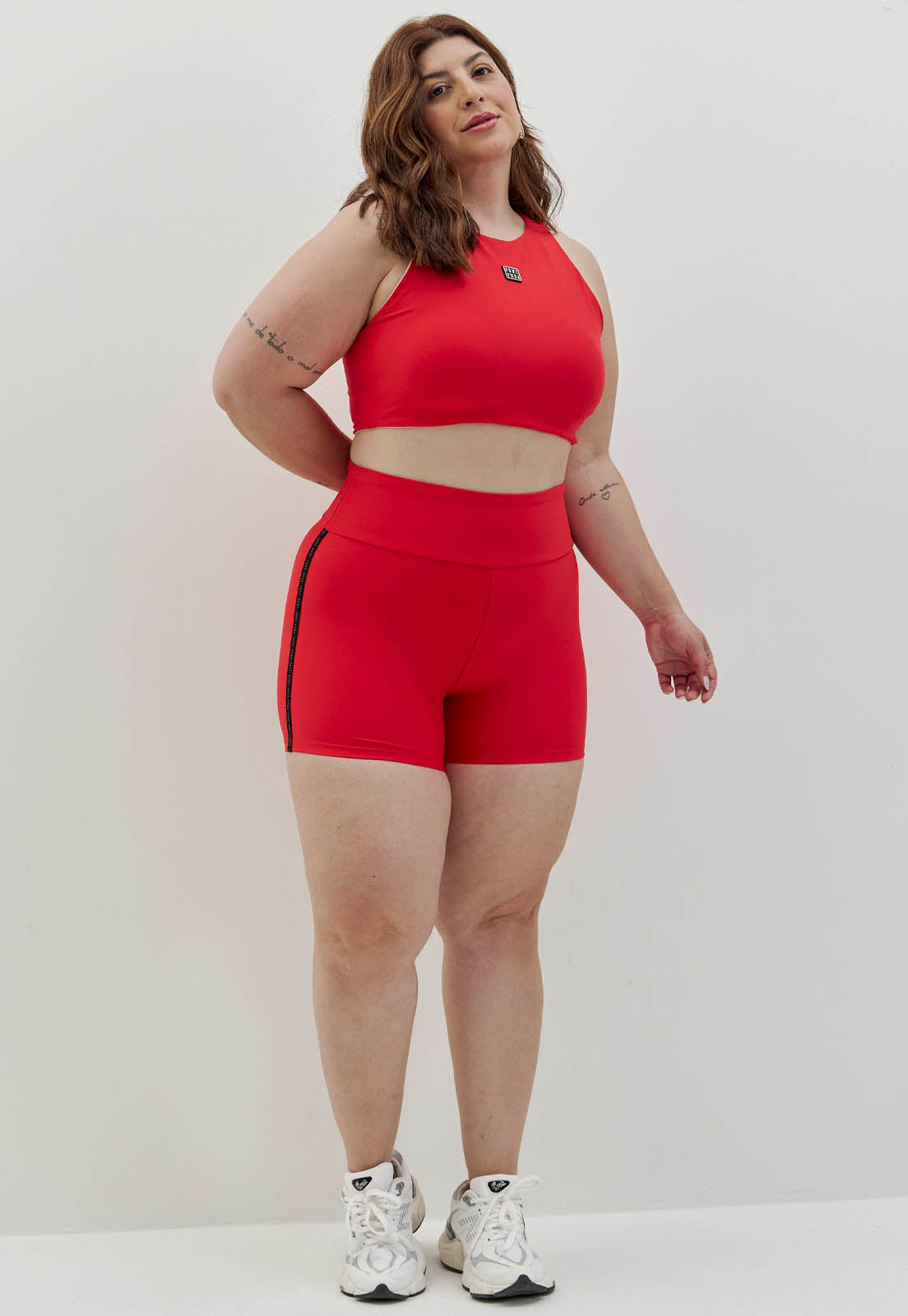 Bermuda vermelho carmim com elástico personalizado e bolso Voá