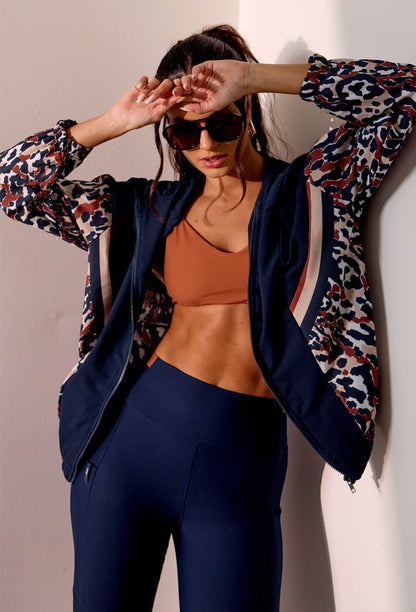 Jaqueta corta vento com capuz e recortes estampada Gaia