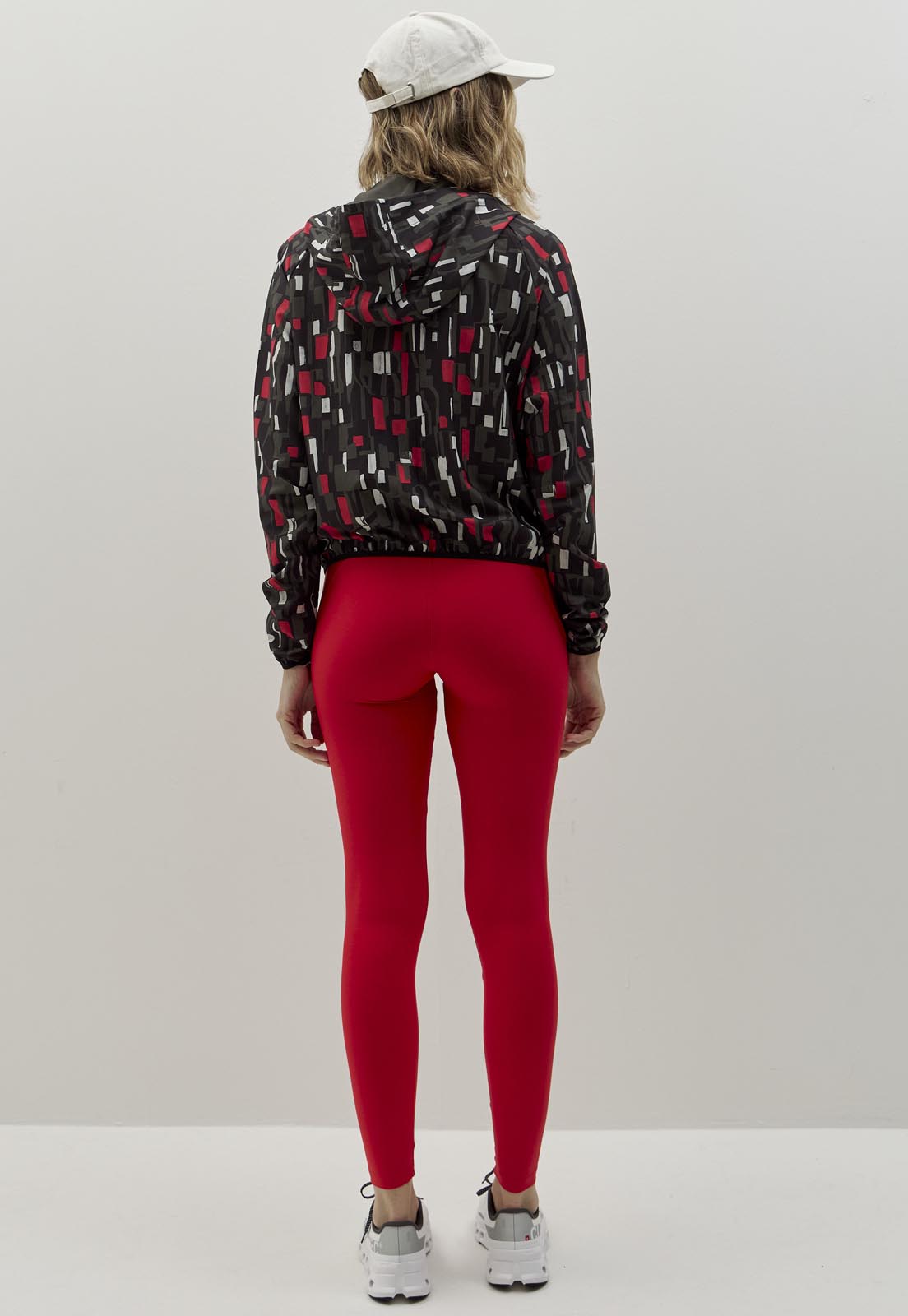 Jaqueta corta vento com bolsos estampada Voá