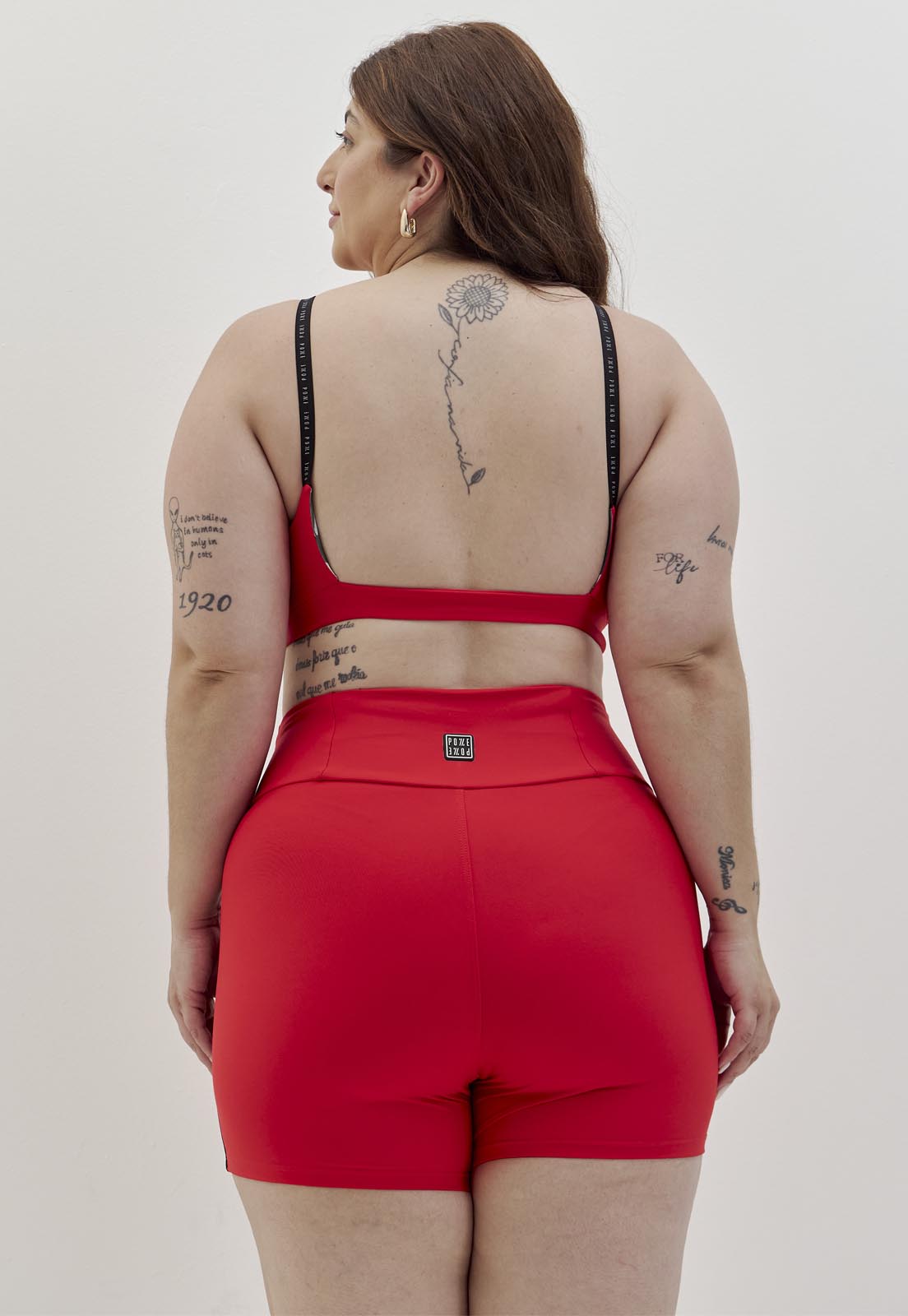 Bermuda vermelho carmim com elástico personalizado e bolso Voá