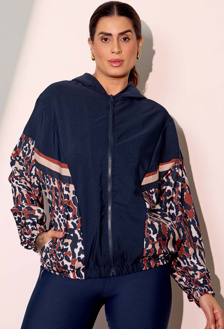 Jaqueta corta vento com capuz e recortes estampada Gaia