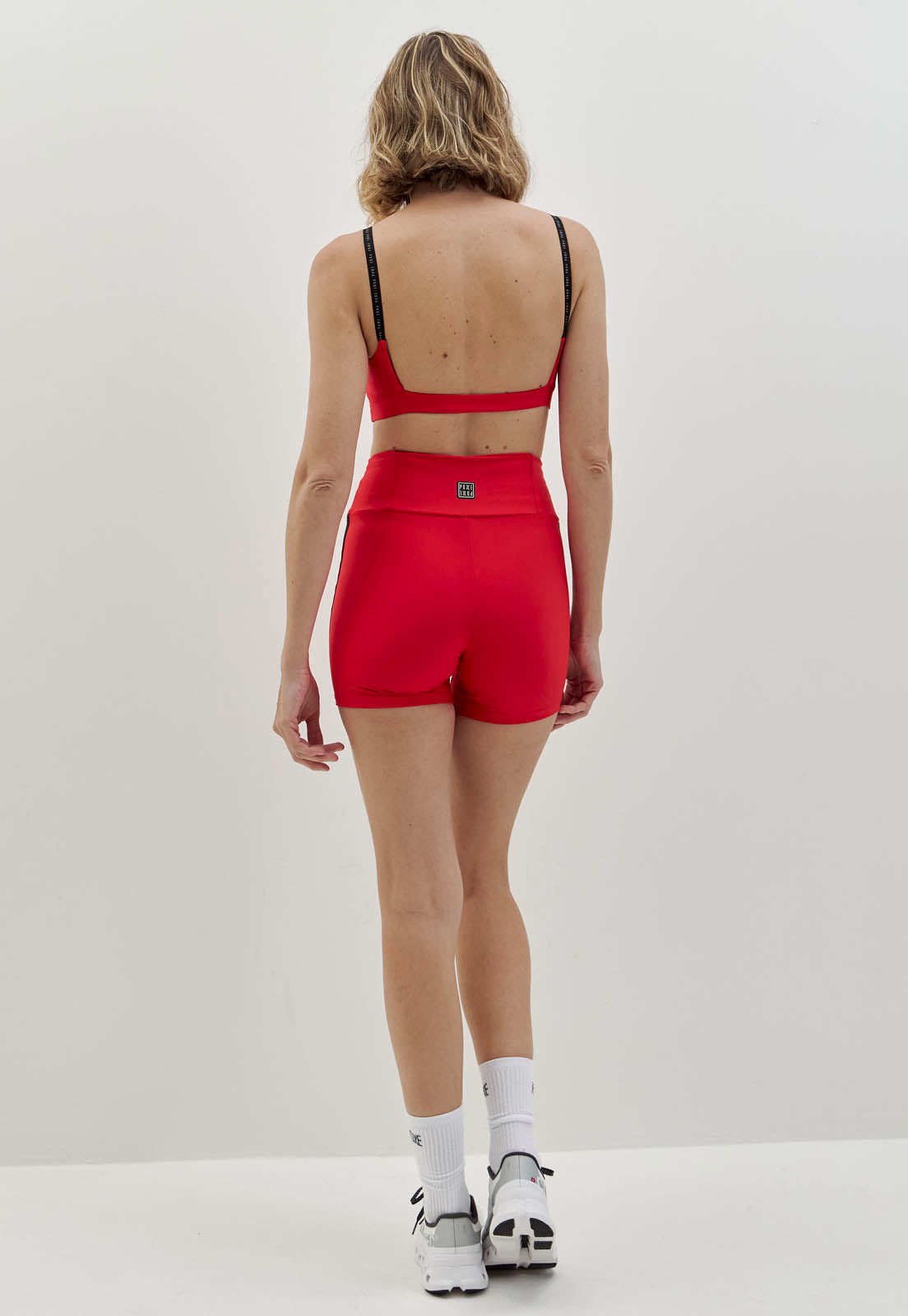 Bermuda vermelho carmim com elástico personalizado e bolso Voá