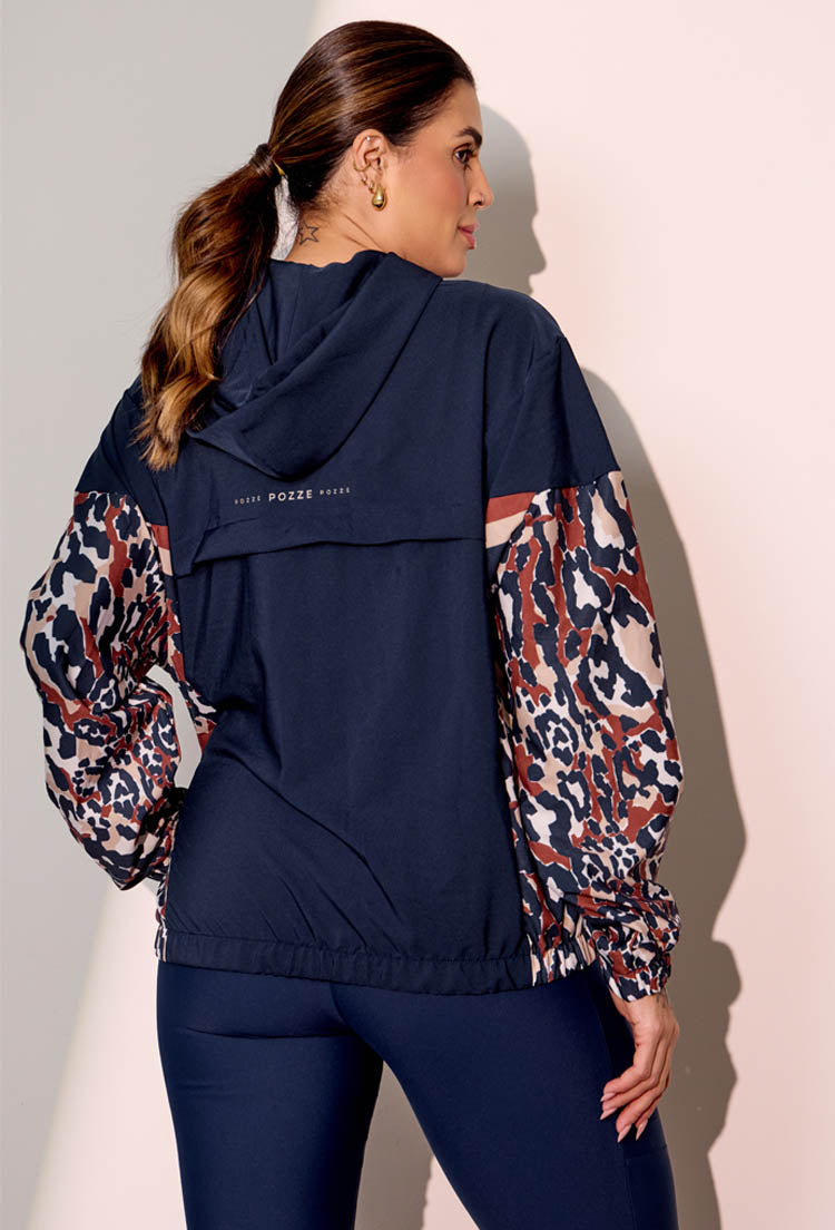 Jaqueta corta vento com capuz e recortes estampada Gaia