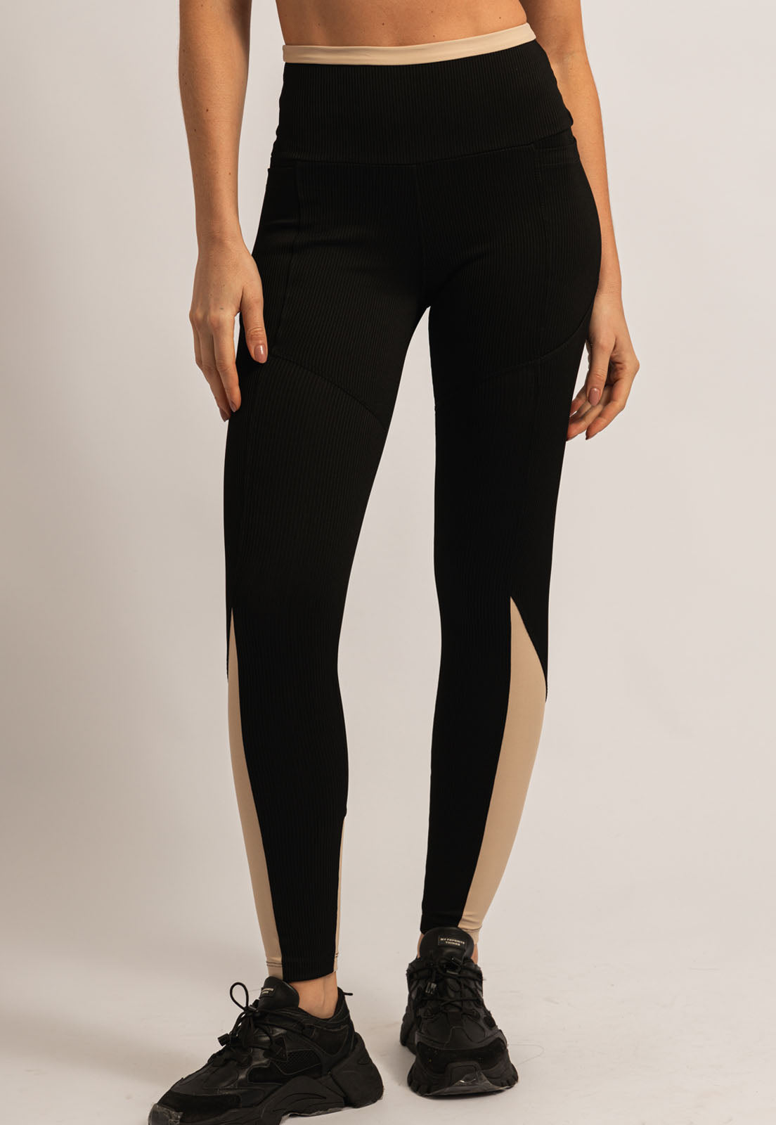 Legging bicolor bege árido e preto canelado Magnetic
